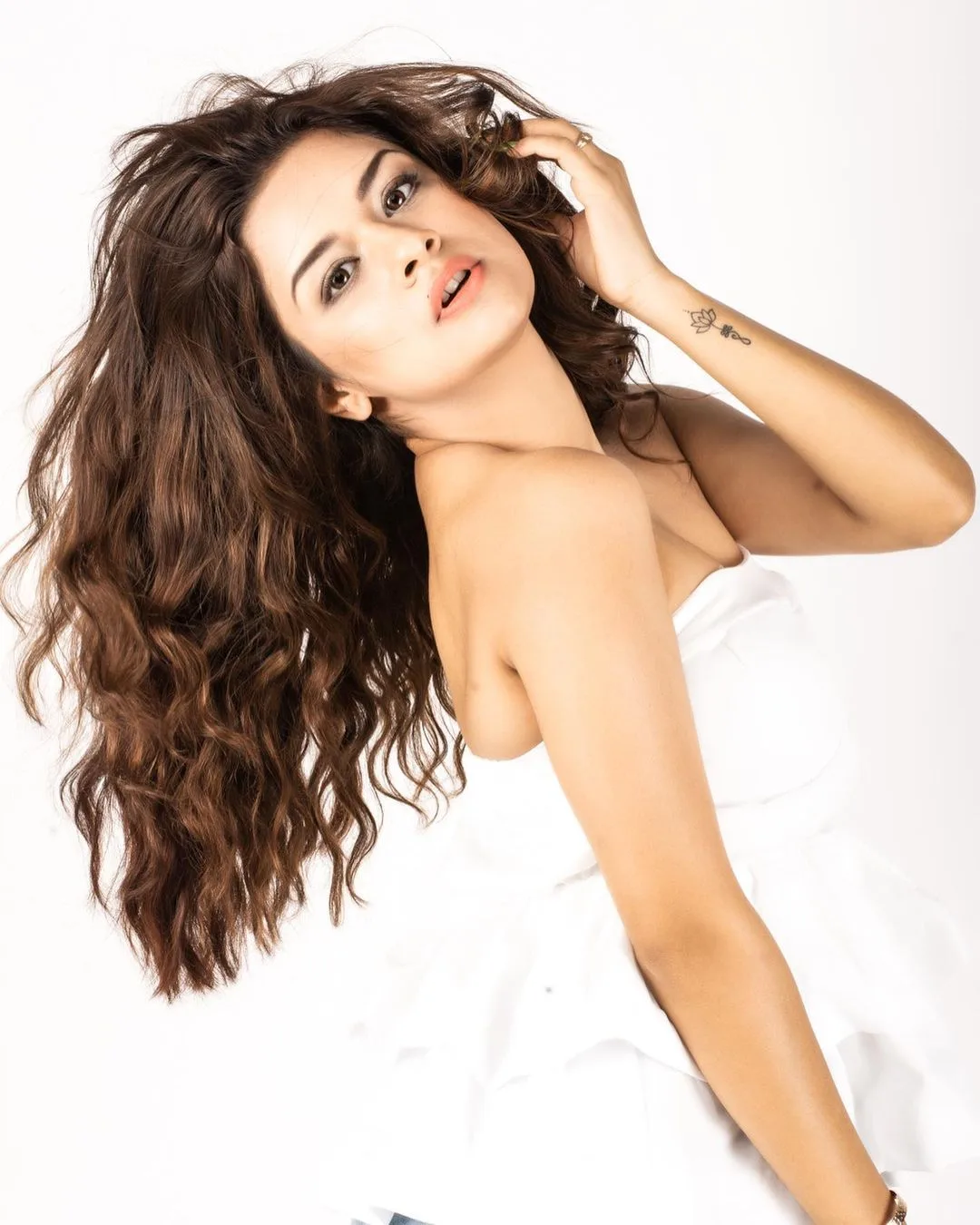 Avneet Kaur Social Media Links