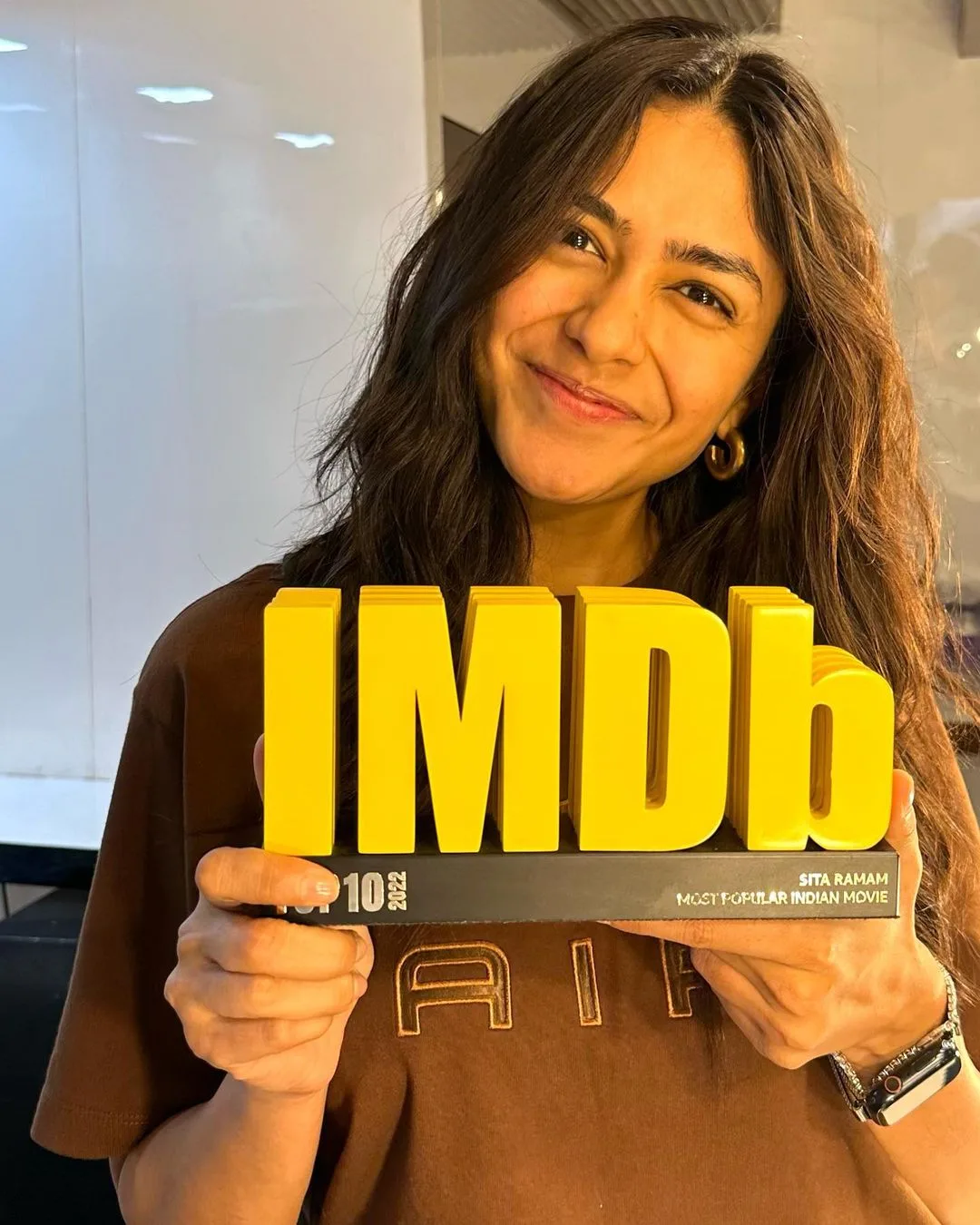 Mrunal Thakur Social Media Links