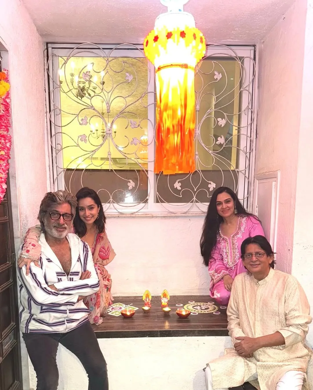 Shraddha Kapoor with his mother and family