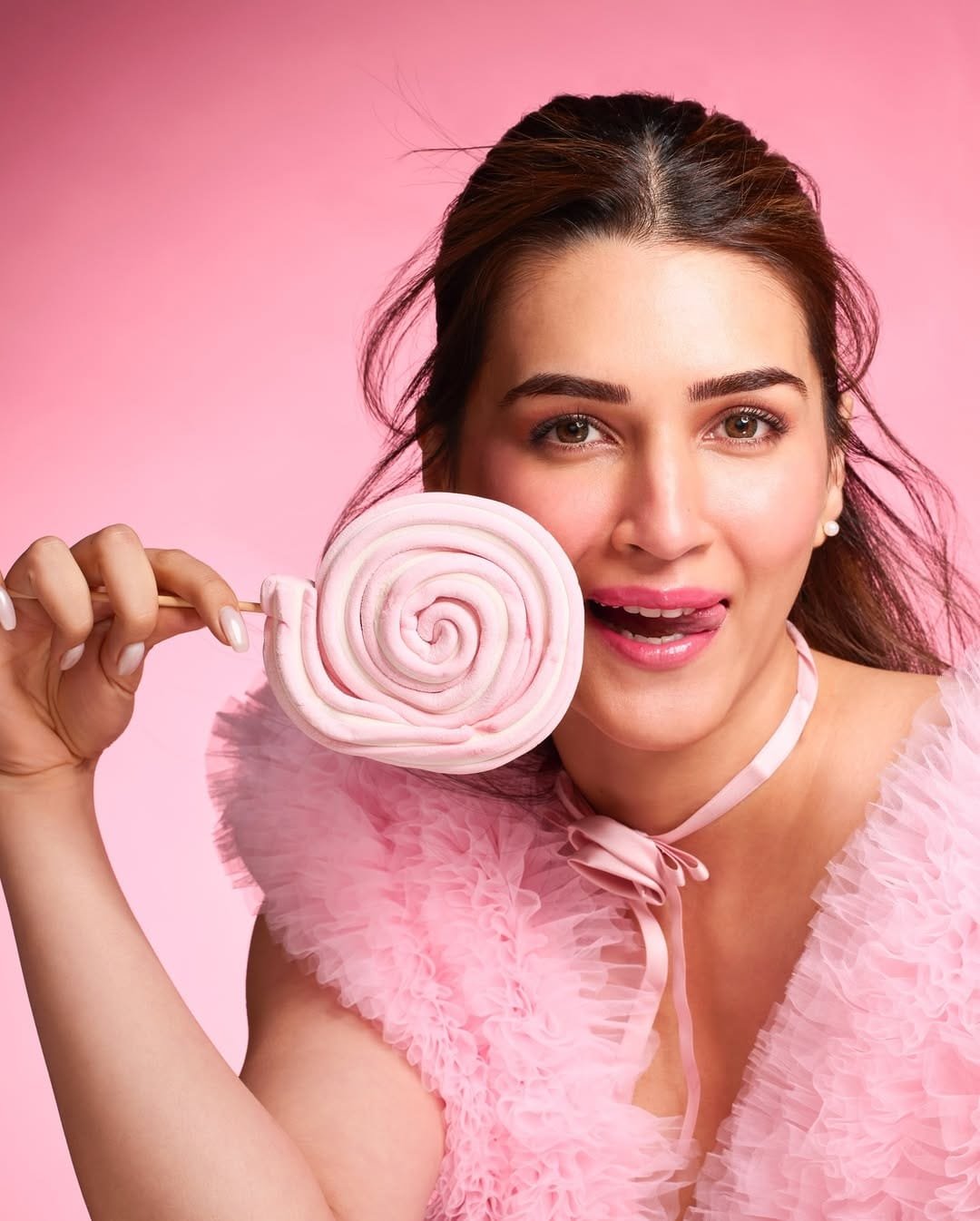 Kriti Sanon's Social Media Links Kriti Sanon's Social Media Links