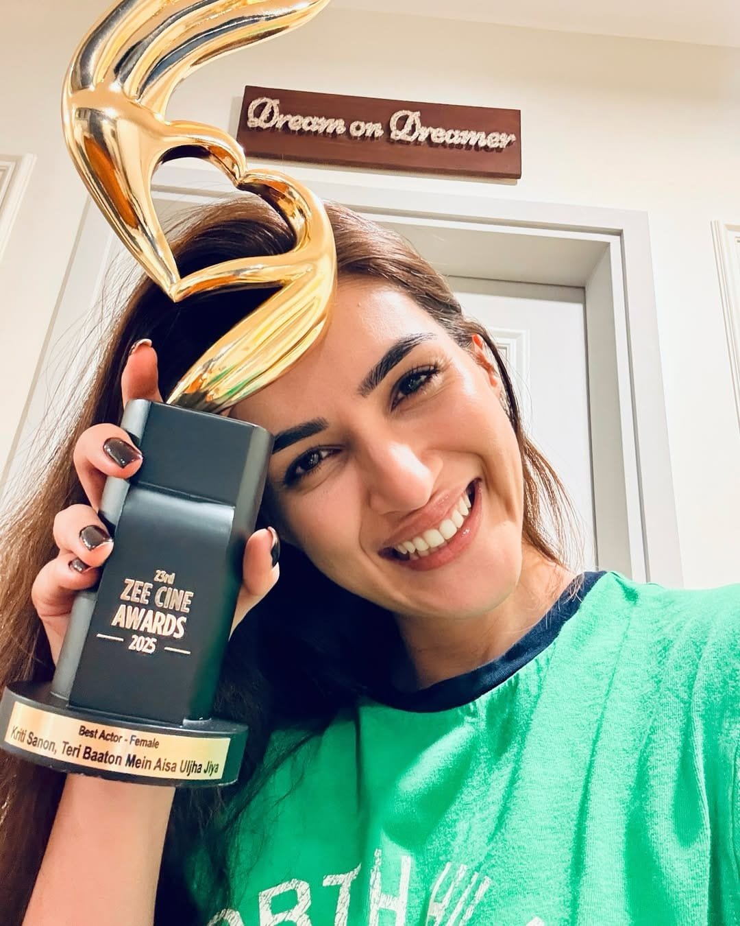 Kriti Sanon's Social Media Links Kriti Sanon's Social Media Links